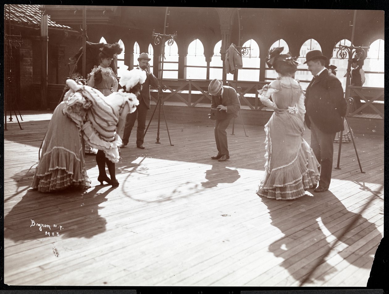 Fem skuespillerinder i kostumer øver sig på taget af det, der sandsynligvis er New York Theatre, New York, 1900 (sølvgelatineprint) af Byron Company