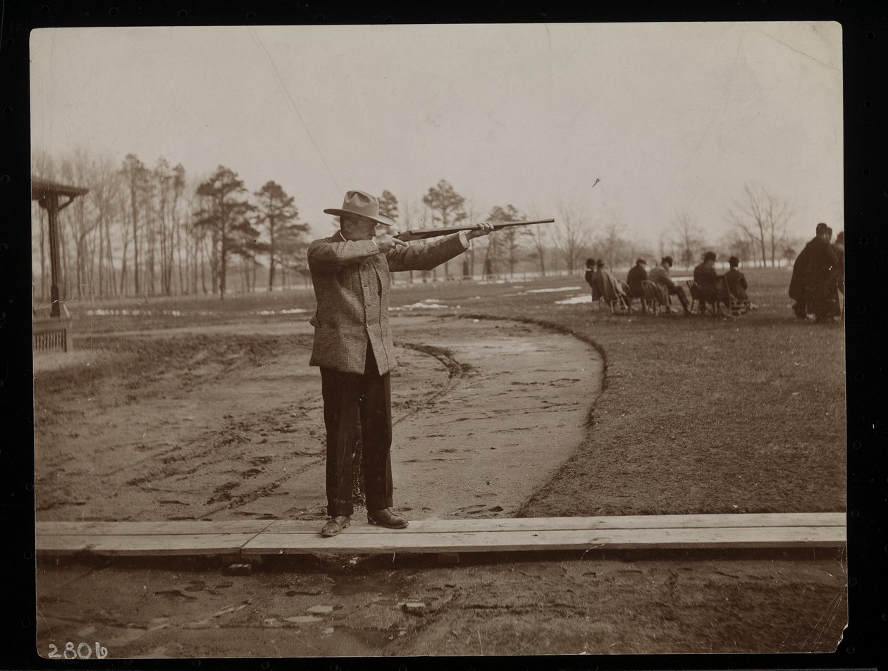 Frank Work sigter en riffel mod et fældeskud, New York, 1896 (sølv gelatinetryk) af Byron Company