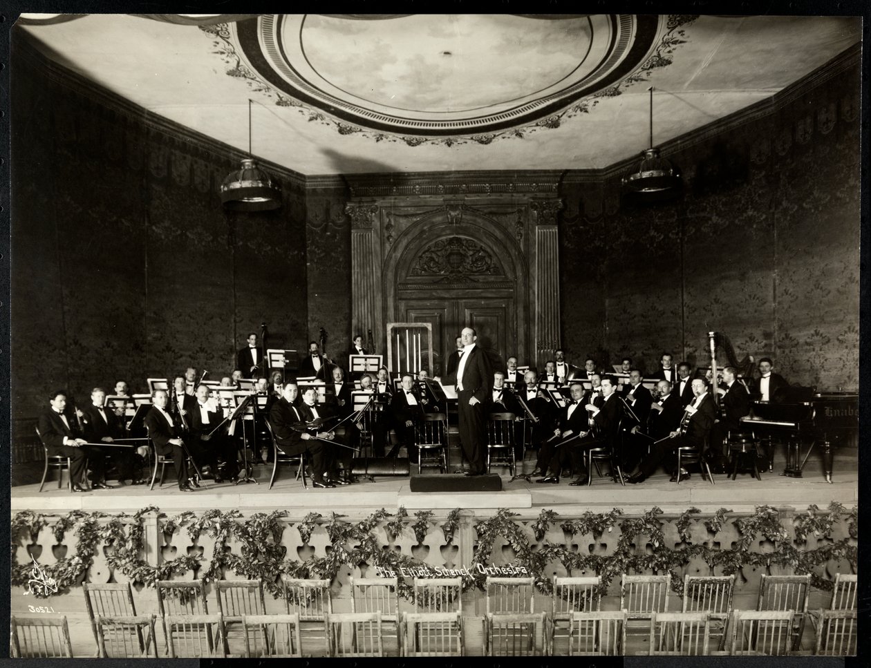 Fuldt orkester på scenen, New York, 1911 (sølvgelatineprint) af Byron Company
