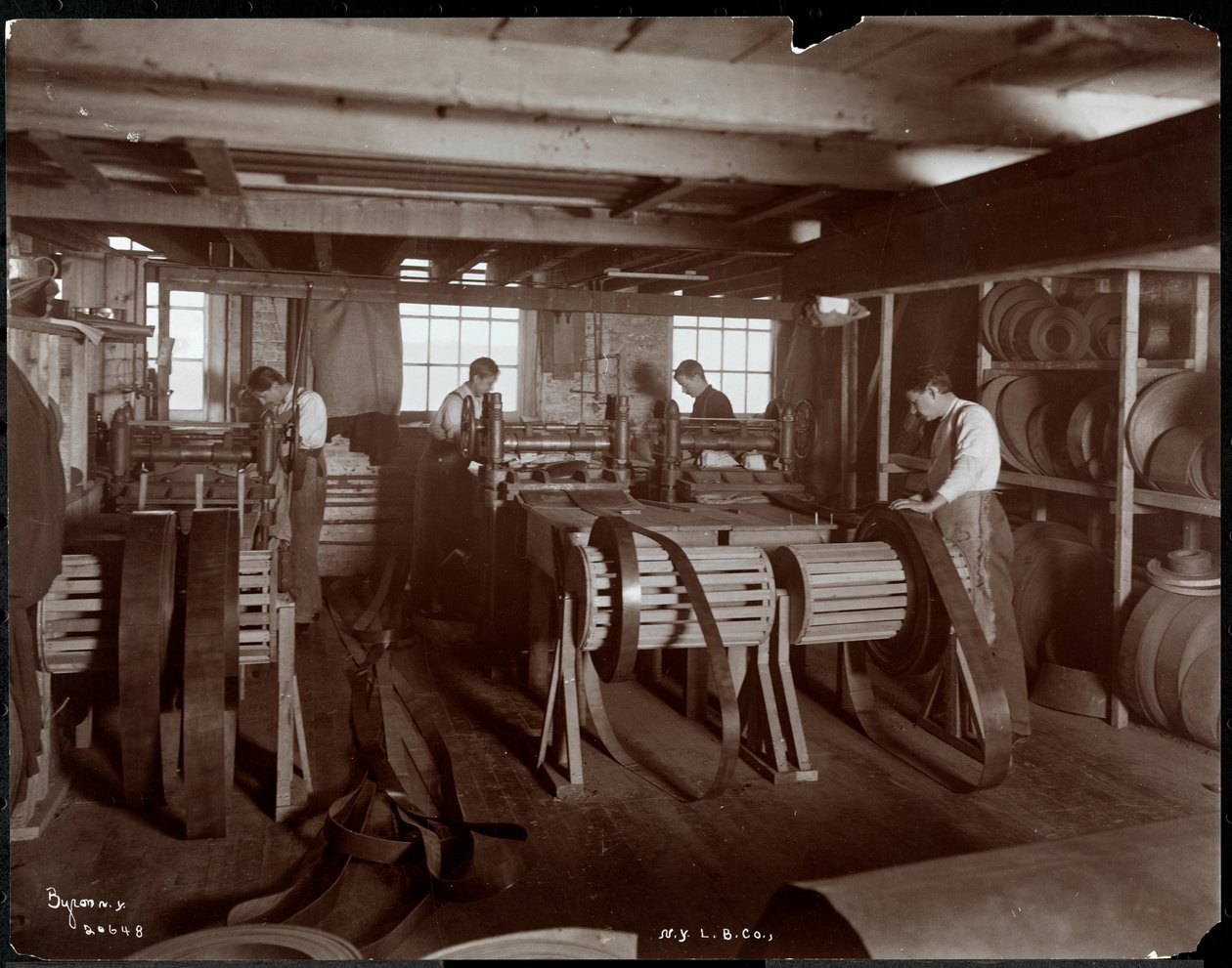 Indvendigt billede af mænd, der arbejder med læder på New York Leather Belting Co., New York, 1905 (sølv gelatinetryk) af Byron Company