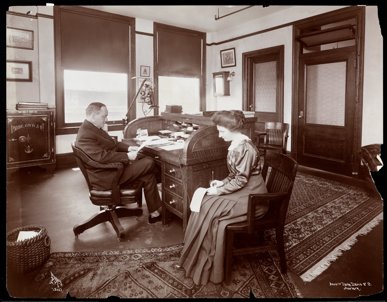 Mand med sin sekretær tager diktat på et privat kontor i Parke, Davis und Co., kemikere, Hudson und Vestry Streets, New York, 1910 (sølv gelatinetryk) af Byron Company