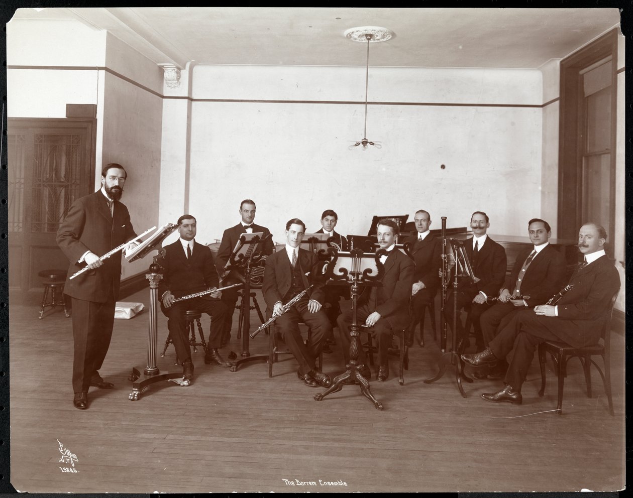 Mænd fra Barrere Ensemble Orchestra med blæseinstrumenter, 1910 (sølv gelatinetryk) af Byron Company