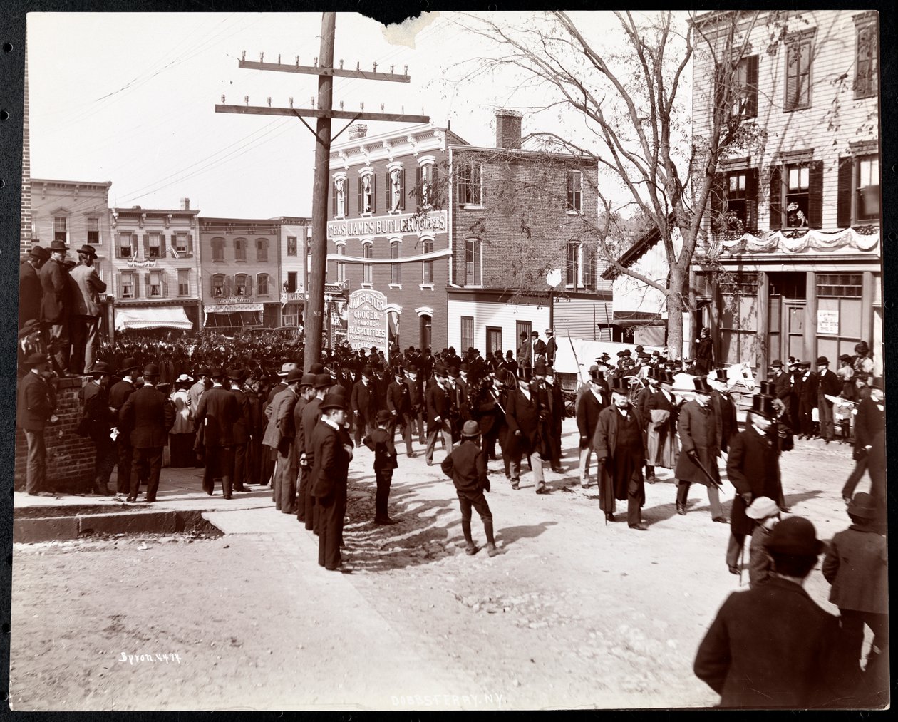 Militærparade med uniformerede mænd i højhatte i Dobbs Ferry, New York, 1898 (sølv gelatinetryk) af Byron Company