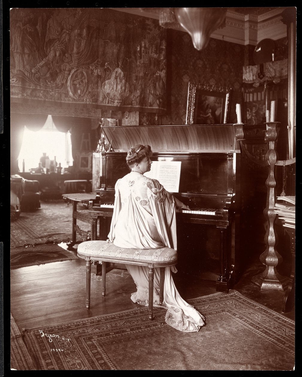 Fru I. M. Clark ved klaveret, 1904 (sølvgelatineprint) af Byron Company