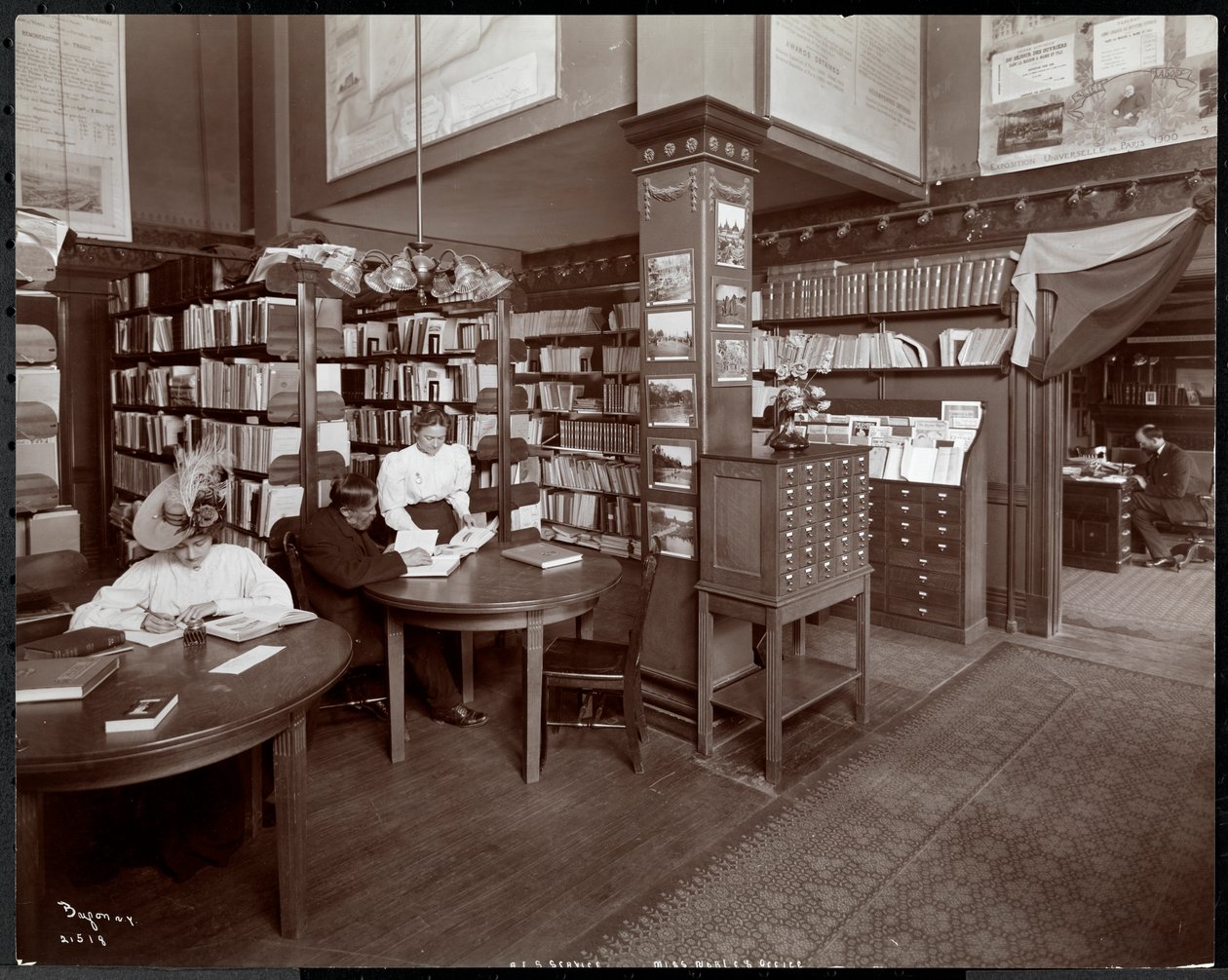 Folk på biblioteket (muligvis Miss Nobles kontor) på American Institute of Social Service, New York, 1906 (sølv gelatinetryk) af Byron Company