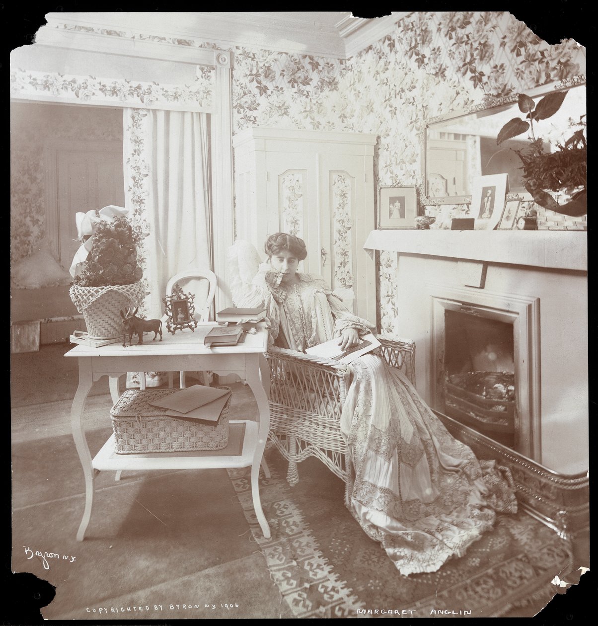 Portræt af Margaret Anglin læsning, 1906 (sølv gelatinetryk) af Byron Company