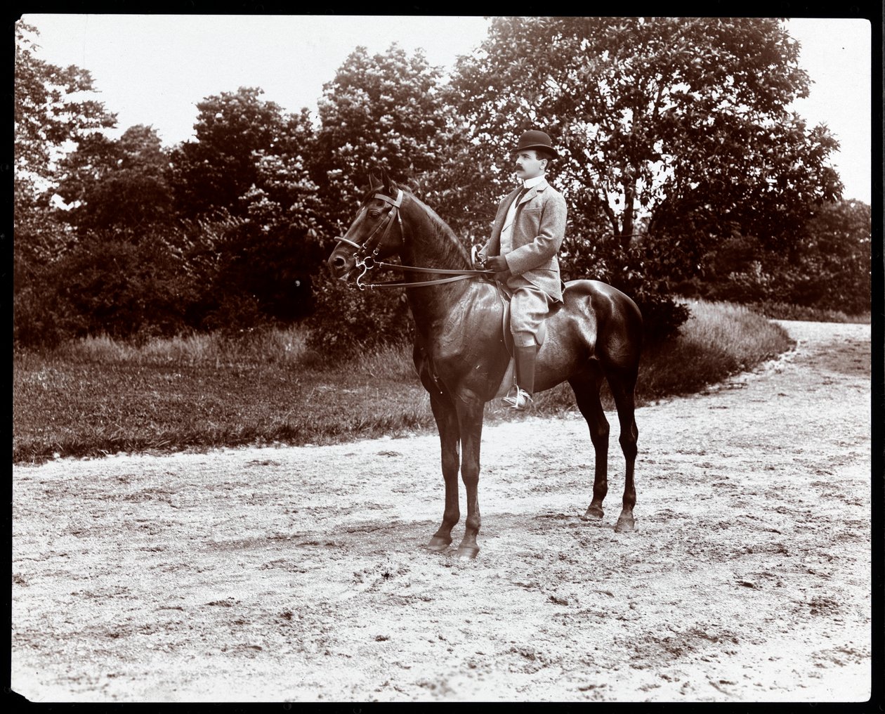 Portræt af Otto Kahn poseret på en hest på ridestien i Central Park, New York, 1907 (sølv gelatinetryk) af Byron Company