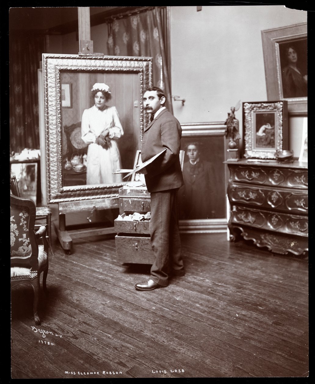 Kunstneren Louis Loeb i et portræt af Eleanor Robson (sølvgelatineprint) af Byron Company
