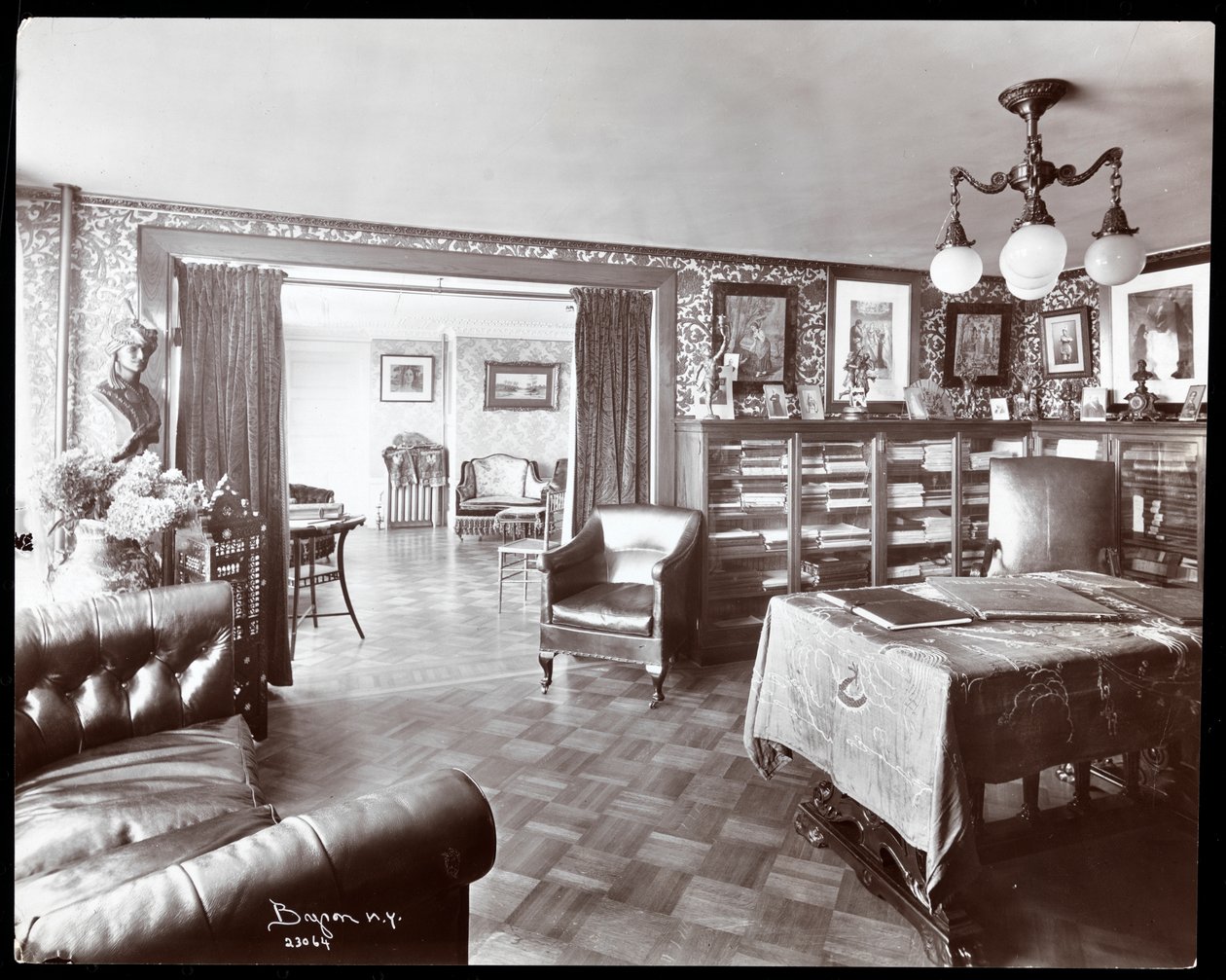 Studiet i Madame Schumann-Heinks residens, 1906 (sølv gelatinetryk) af Byron Company