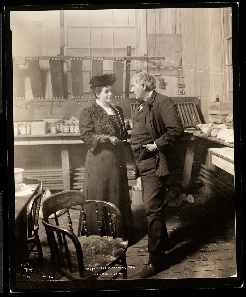 Thomas Edison og hans anden kone i hans laboratorium, 1906 (sølv gelatinetryk) af Byron Company