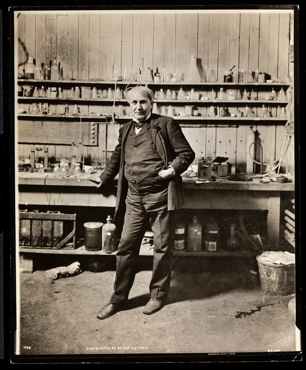 Thomas Edison i sit laboratorium, 1906 (sølv gelatinetryk) af Byron Company