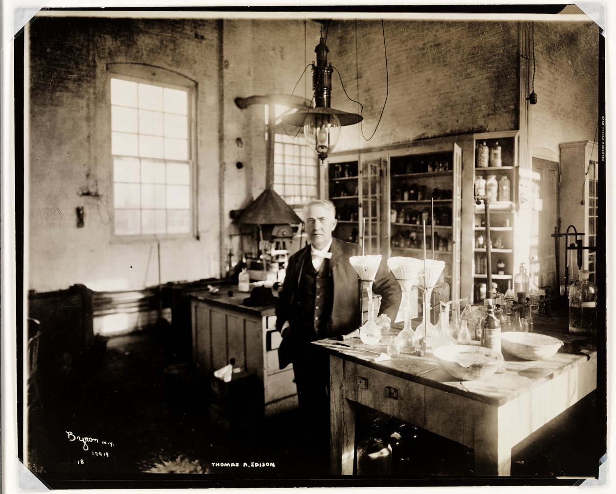 Thomas Edison i sit laboratorium, 1920 (sølvgelatineprint) af Byron Company