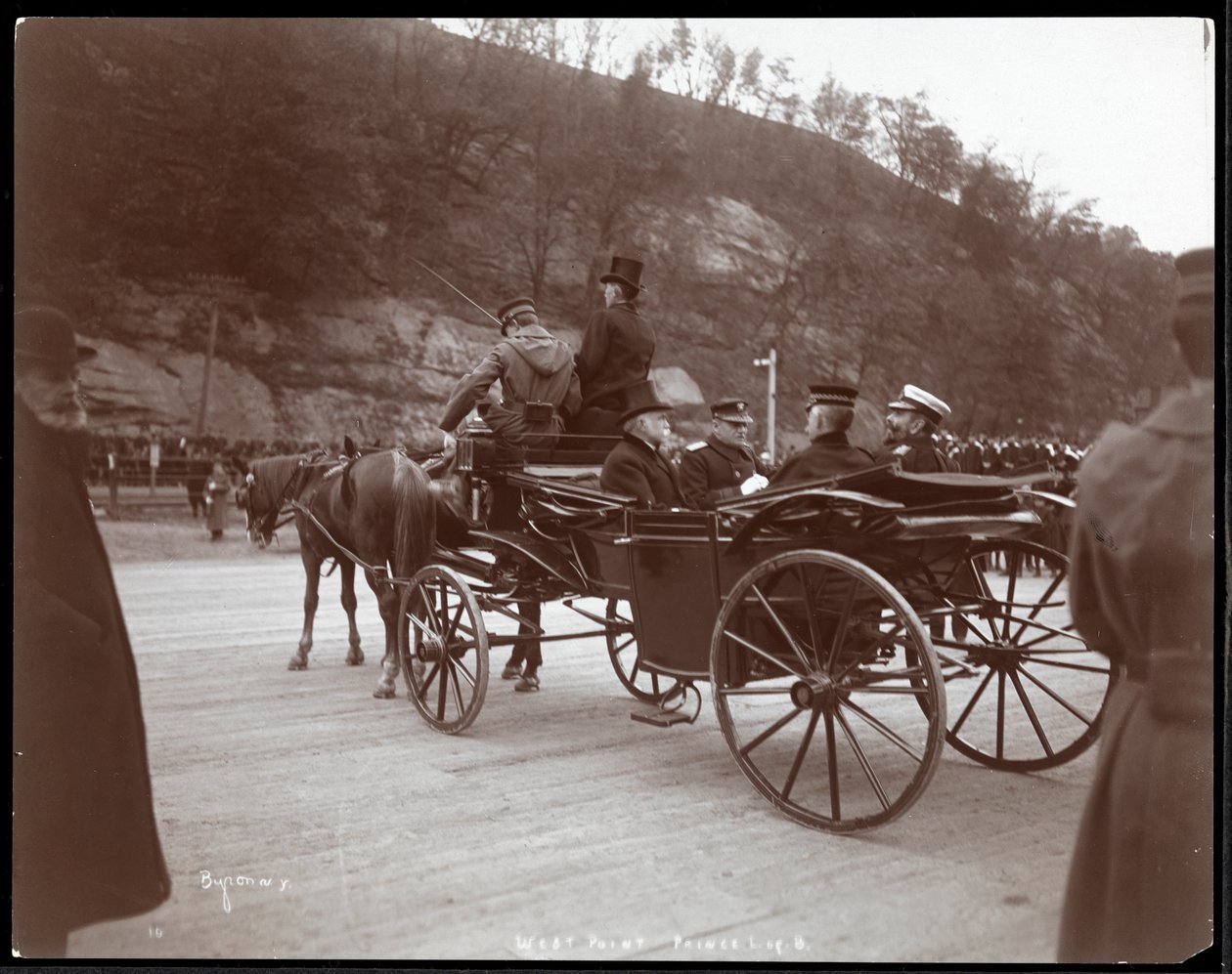 Udsigt over militærmænd, inklusive kontreadmiral Robley Dunglison Evans, og prinsen i en vogn ved West Point, 1905 (sølv gelatinetryk) af Byron Company