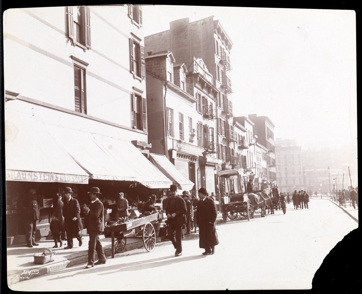 Udsigt over gadesælgere, der sælger frugt, New York, 1898 (sølv gelatinetryk) af Byron Company