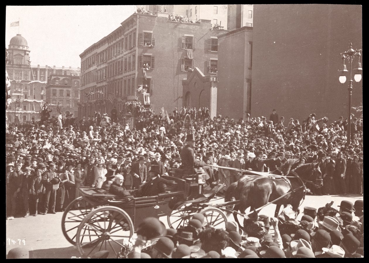 Udsigt til menneskemængden og en hestevogn i Dewey-paraden på Fifth Avenue, New York, 1899 (sølvgelatineprint) af Byron Company