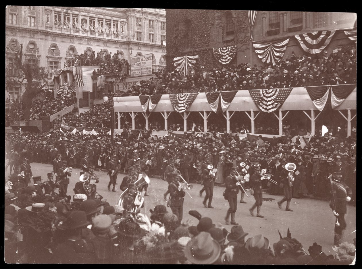 Udsigt over menneskemængden og en marcherende militærgruppe i Dewey Parade på Fifth Avenue, New York, 1899 (sølv gelatinetryk) af Byron Company