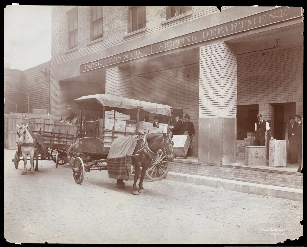 Udsigt over ladepladsen for shippingafdelingen i Parke, Davis und Co., kemikere, Hudson und Vestry Streets, New York, 1910 (sølv gelatinetryk) af Byron Company