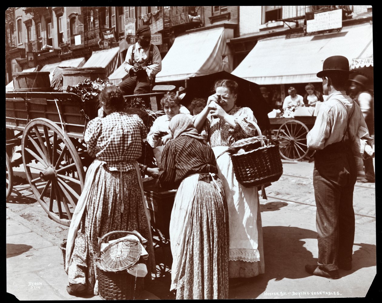 Udsigt over kvinder, der køber grøntsager og inspicerer æg, fra en kræmmer på Hester Street, New York, 1898 (sølv gelatinetryk) af Byron Company