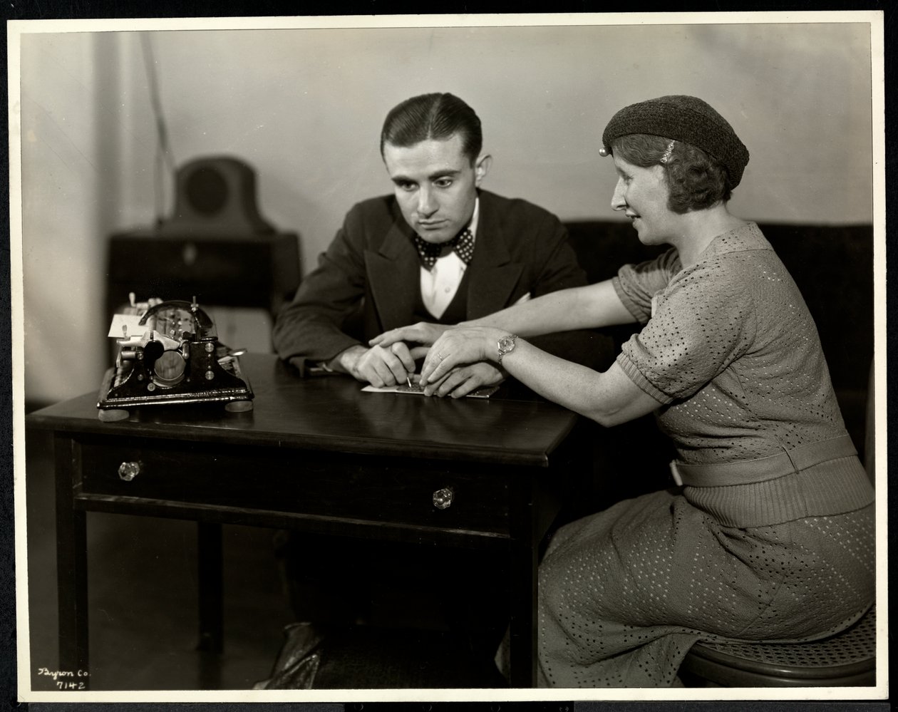 Kvinde lærer en blind mand at læse blindeskrift ved New York Association for the Blind, 111 East 59th Street, New York, 1935 (sølv gelatinetryk) af Byron Company