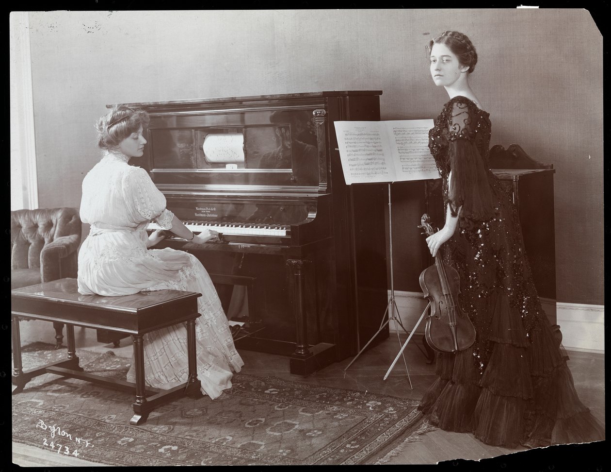 Kvinder, der spiller klaver og violin, New York, 1907 (sølv gelatinetryk) af Byron Company