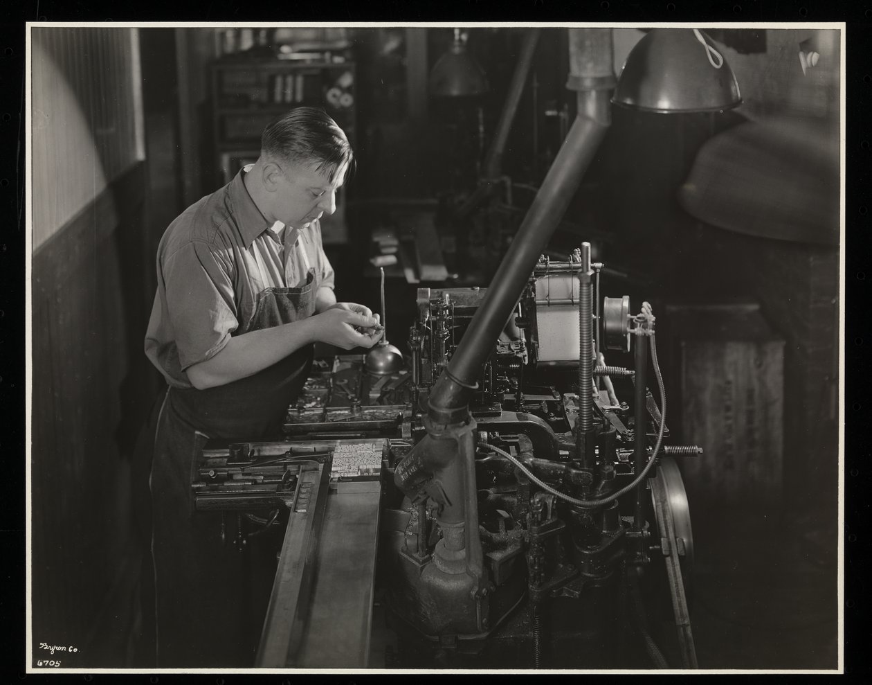 Arbejder på en monotypimaskine hos Unz und Co., 24 Beaver Street, New York, 1932 (sølv gelatinetryk) af Byron Company