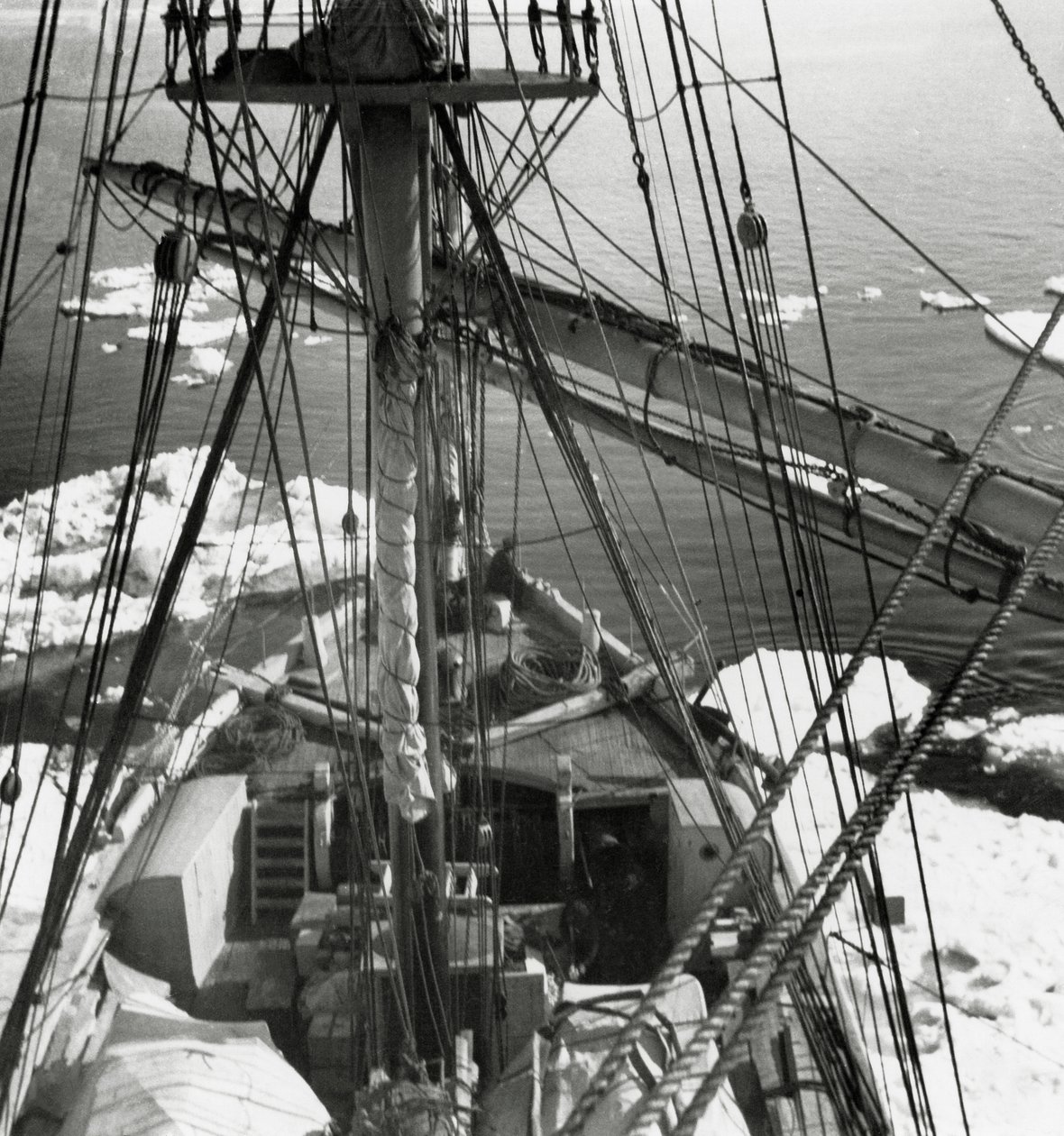 Skonnerten Stella Polare møder første is af J.B. and Brown J. Rowbotham
