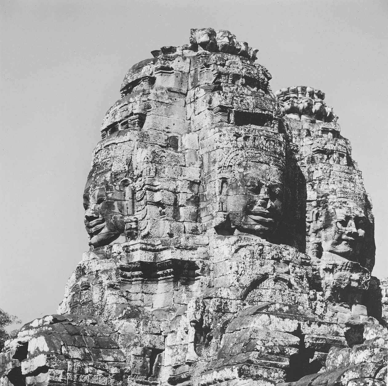 Udsigt over et af tårnene, Temple of Bayon af Cambodian School