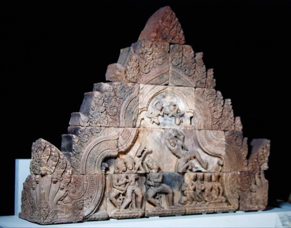 Piedestal fra en gopura fra Banteay Srei, Cambodia, ca. 967 (sandsten) af Cambodian School