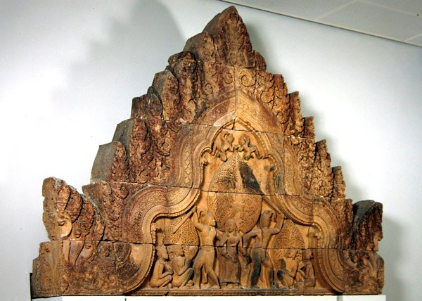 Piedestal fra en gopura fra Banteay Srei, Cambodia, ca. 967 (lyserød sandsten) af Cambodian School