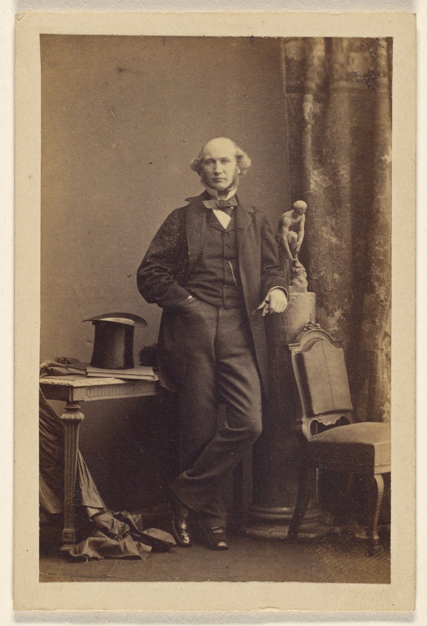 [Uidentificeret mand står med høj hat på bordet]. af Camille Silvy
