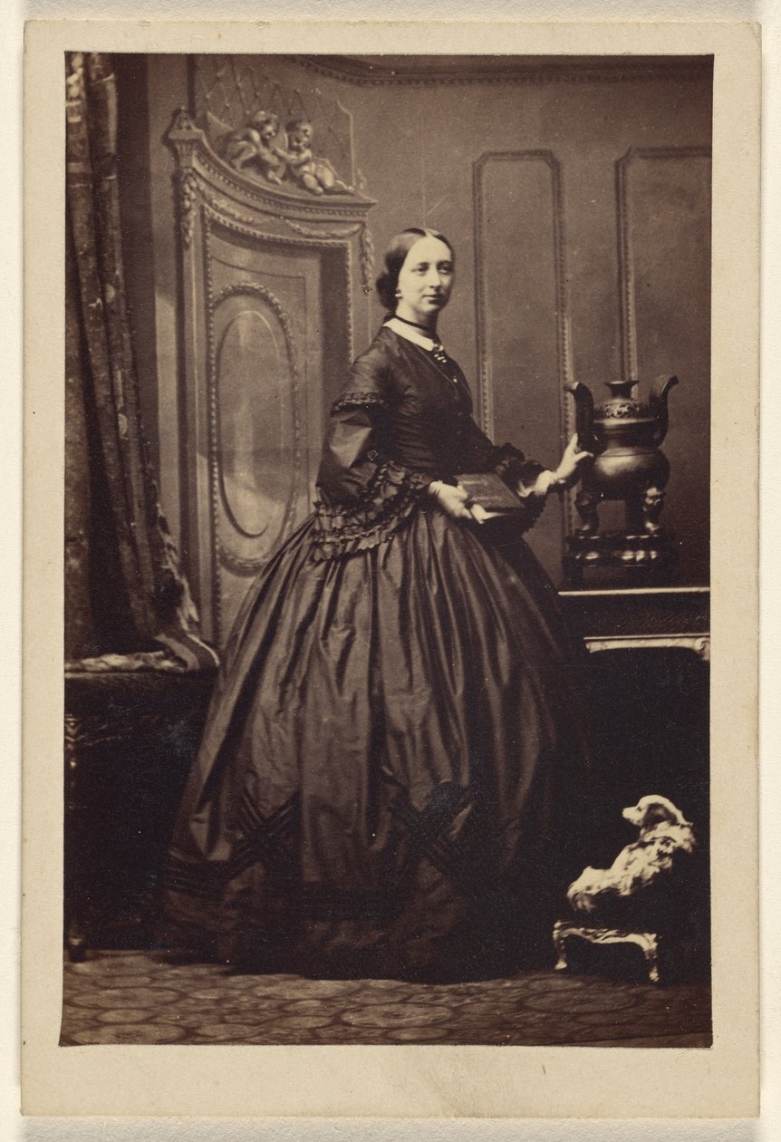 [Uidentificeret kvinde holder en bog, stående]. af Camille Silvy