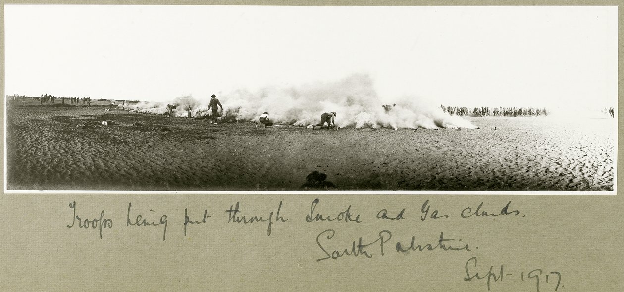 Tropper bliver sat gennem røg- og gassky, Sydpalæstina, september 1917 af Capt. Arthur Rhodes