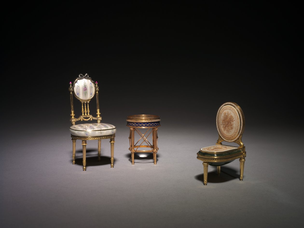 Miniature stol, kompas og miniature bidet af Carl Fabergé