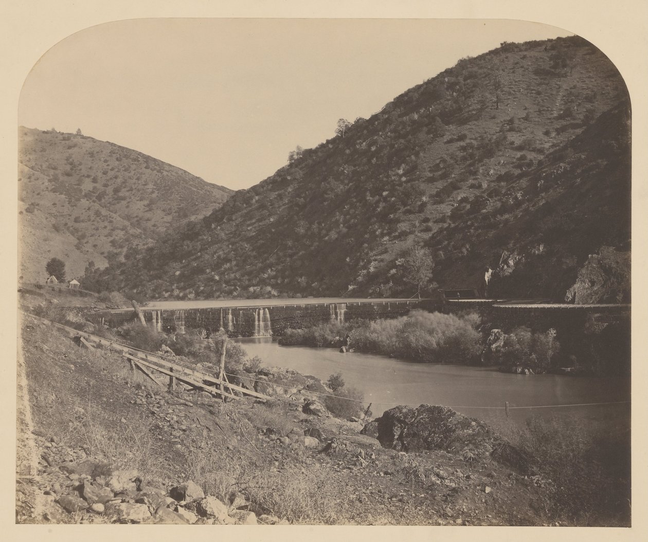 Benton Dam, Merced River af Carleton E. Watkins