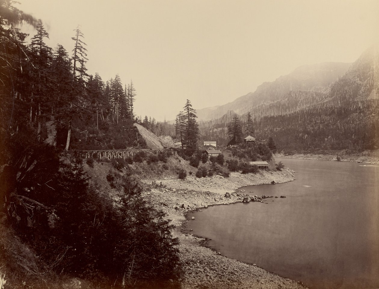 [The Middle Block House, Columbia River] af Carleton Watkins