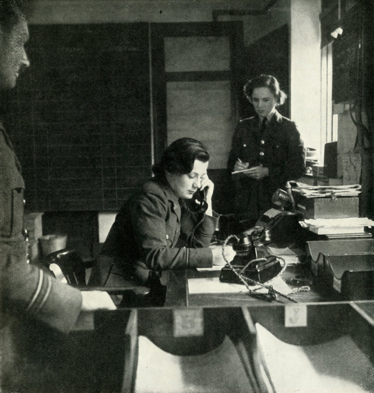 A Station Intelligence Room, c1943. af Cecil Beaton