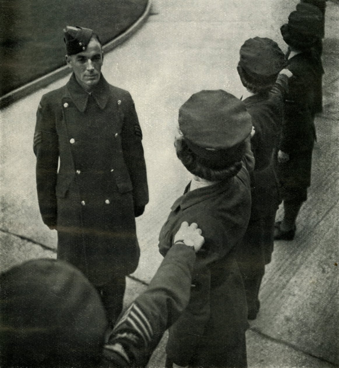 R.A.F. Sergent Drills Airwomen, c1943. af Cecil Beaton