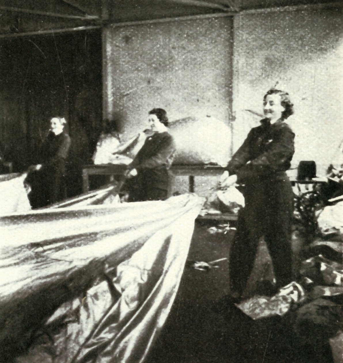 Reparation af spærreildsballoner, c1943. af Cecil Beaton