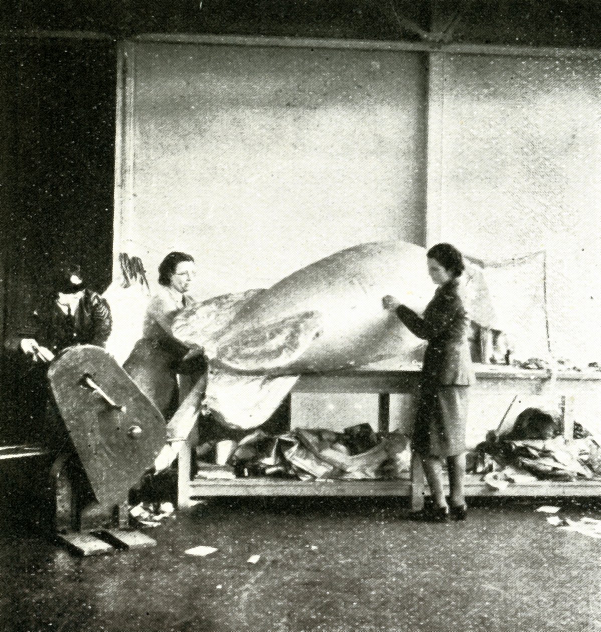 Reparation af spærreildsballoner, c1943. af Cecil Beaton