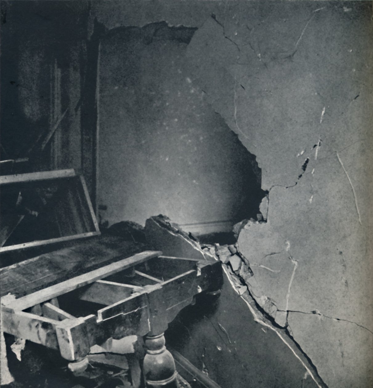 Støvet lægger sig, 1941 af Cecil Beaton