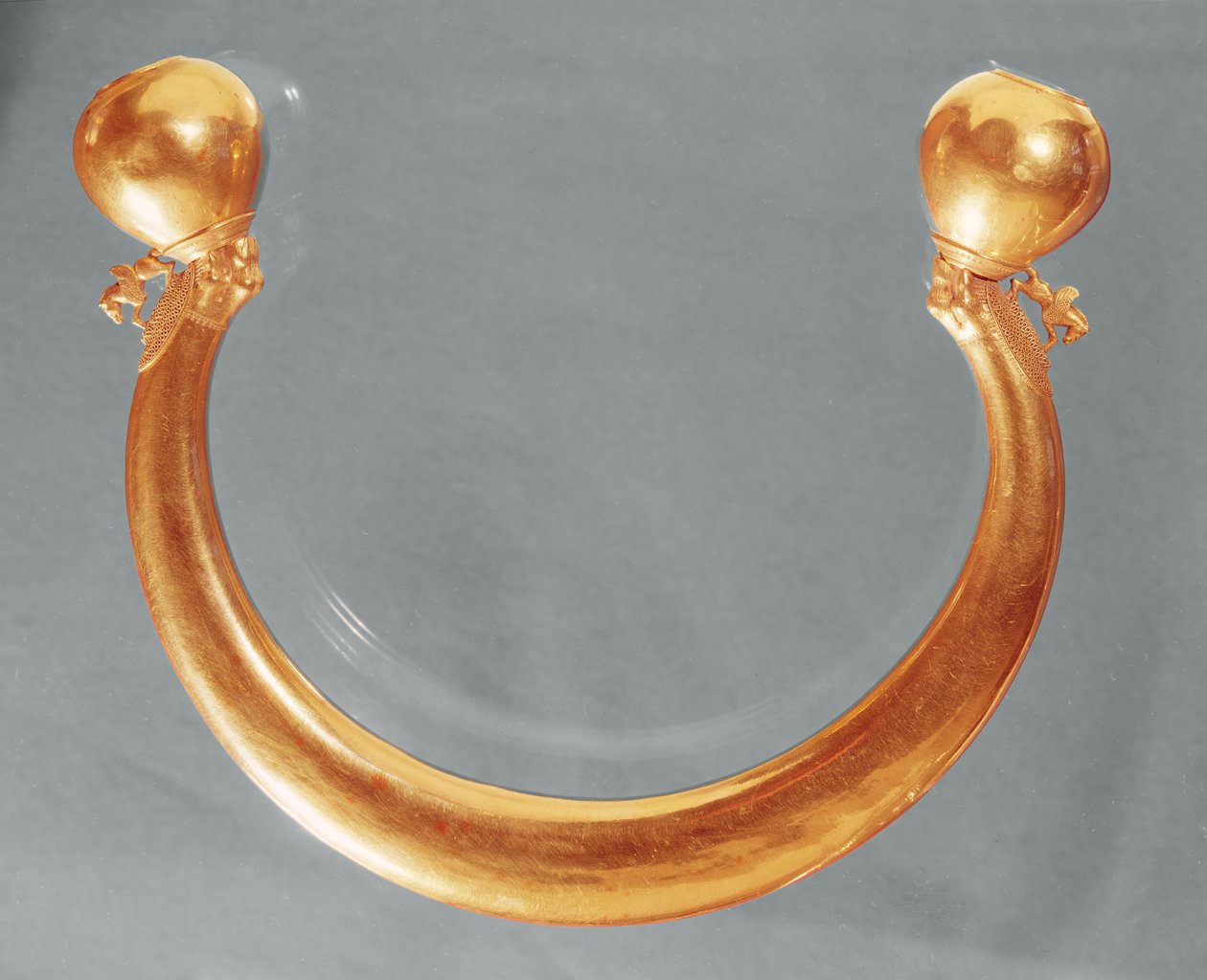 Kopi af et armbånd fra en Vix-prinsesses grav (guld) af Celtic