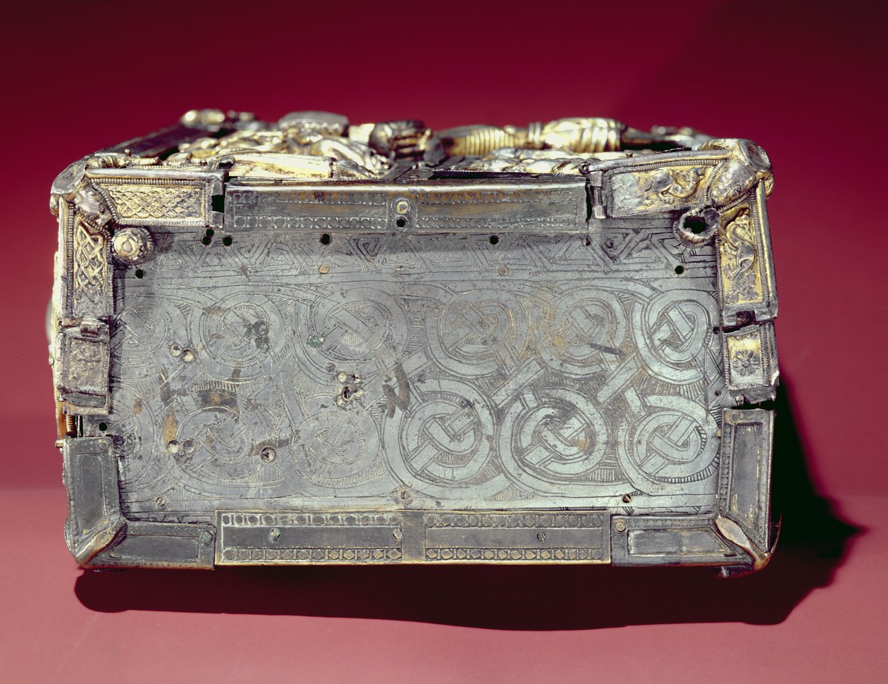 Sidepanel af Domnach Airgid boghelligdommen, Clones, County Monaghan, 8. århundrede, ombygget i ca. 1350 (taks dækket med tinbelagt bronze og sølvforgyldte plader) af Celtic