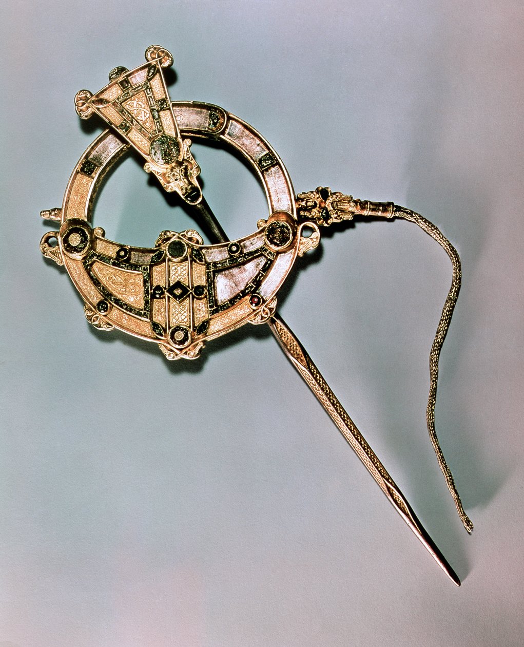 Tara-broche, fra Bettystown, County Meath (støbt sølv med glas, emalje og rav) af Celtic