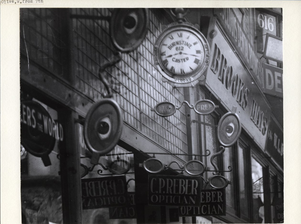 Skilte for C.P. Reber Optician, Burnstine Caster Clocks og Brooks Hats langs deres butiksfacader på 612-614 Olive Street af Charles Clement Holt