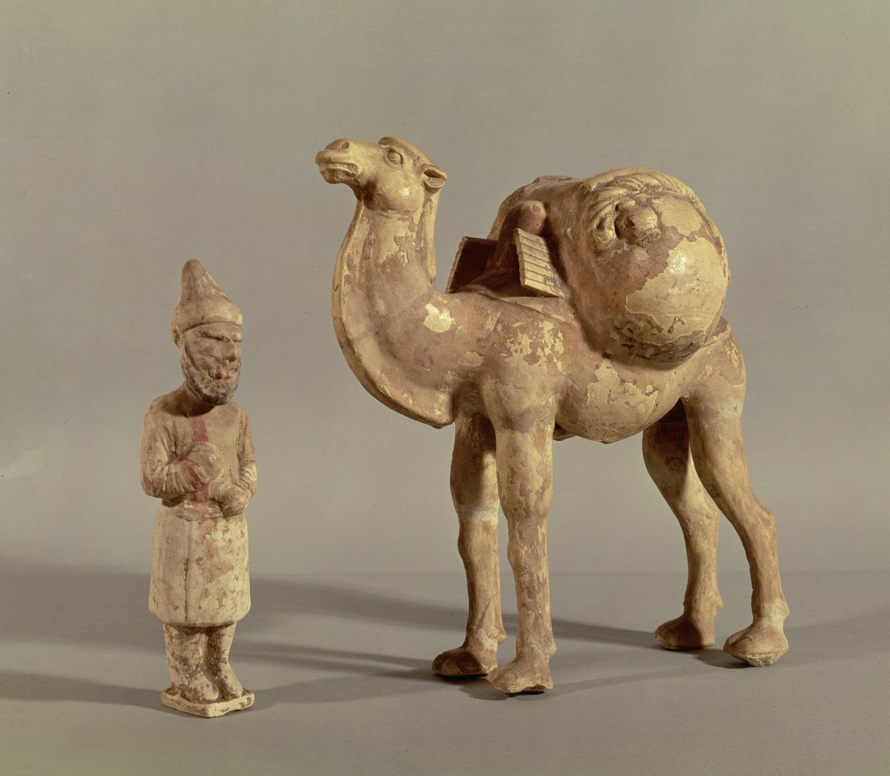 Gravstatuetter af en lastet kamel og en barbarisk karavane, Tang-dynastiet (618-907) af Chinese School
