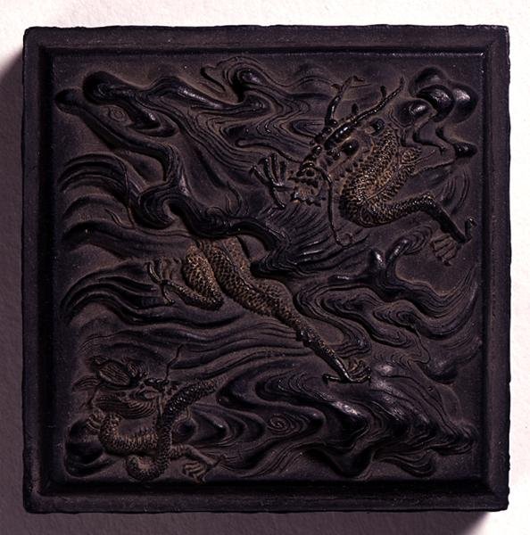 Blækkage i seglform med en hvælvet knop støbt i dramatisk relief med to drager blandt bølger, tilskrevet Wang Wei-kao, Ching-dynastiet, Hui-chou, Anhui (udskåret blæk) (se også 142689-90) af Chinese School