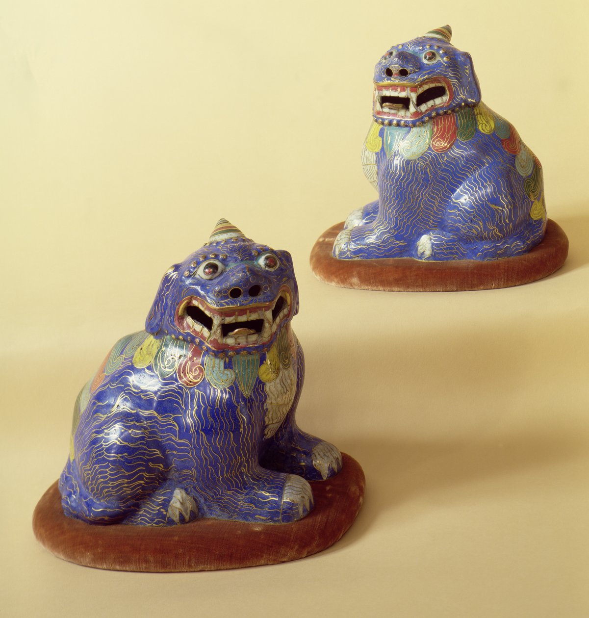 Et par kinesiske cloisonne-hunde, 1700-tallet (cloisonne-emalje) af Chinese School