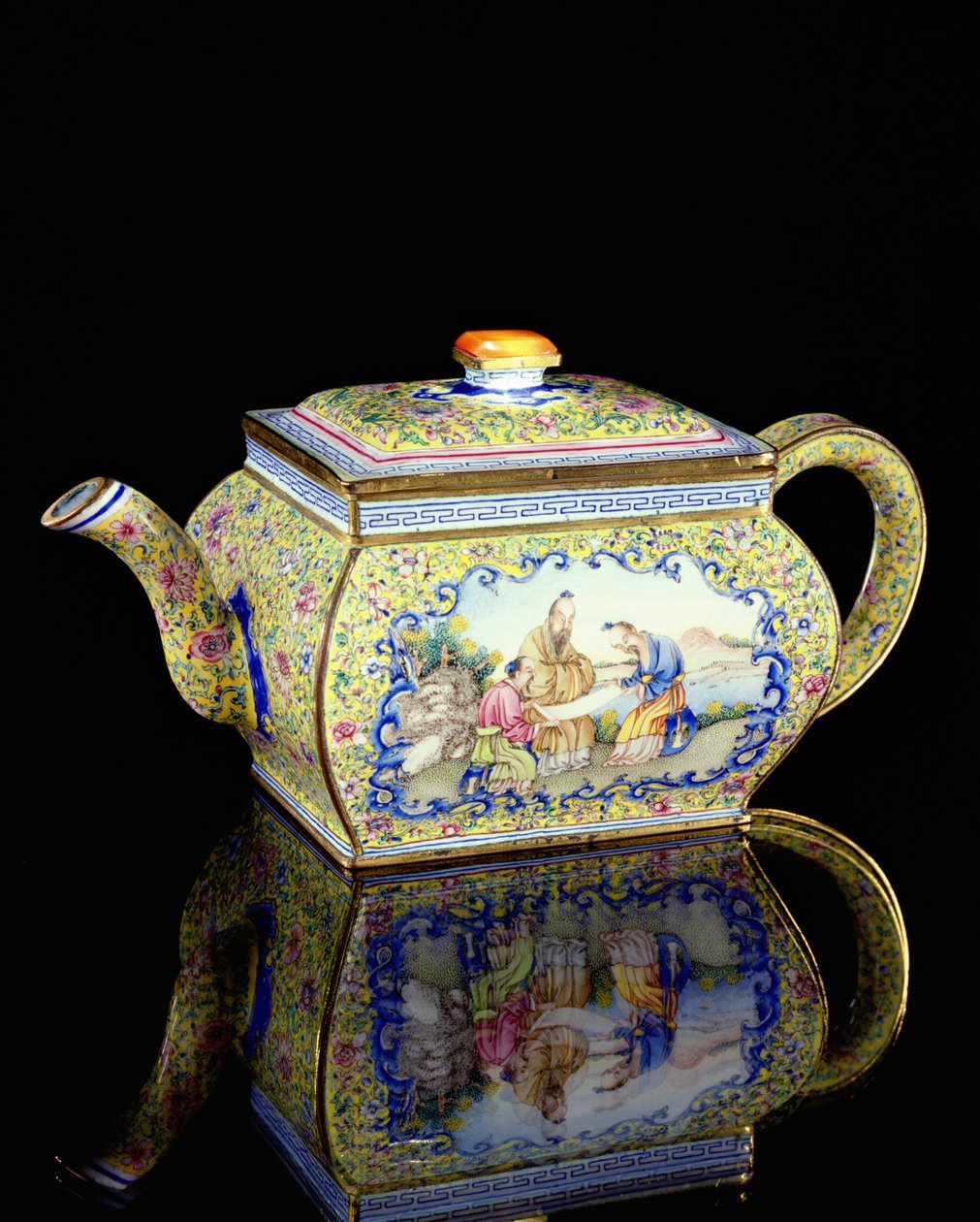 Tekande dekoreret med emalje, Qianlong periode, 1736-95 (keramik) af Chinese School