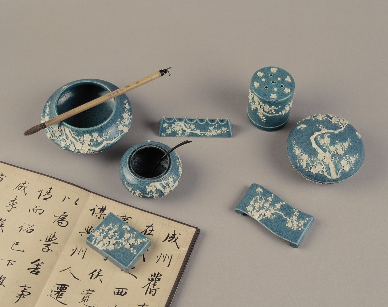 Værktøjer til kinesisk kalligrafi (blandede medier) af Chinese School