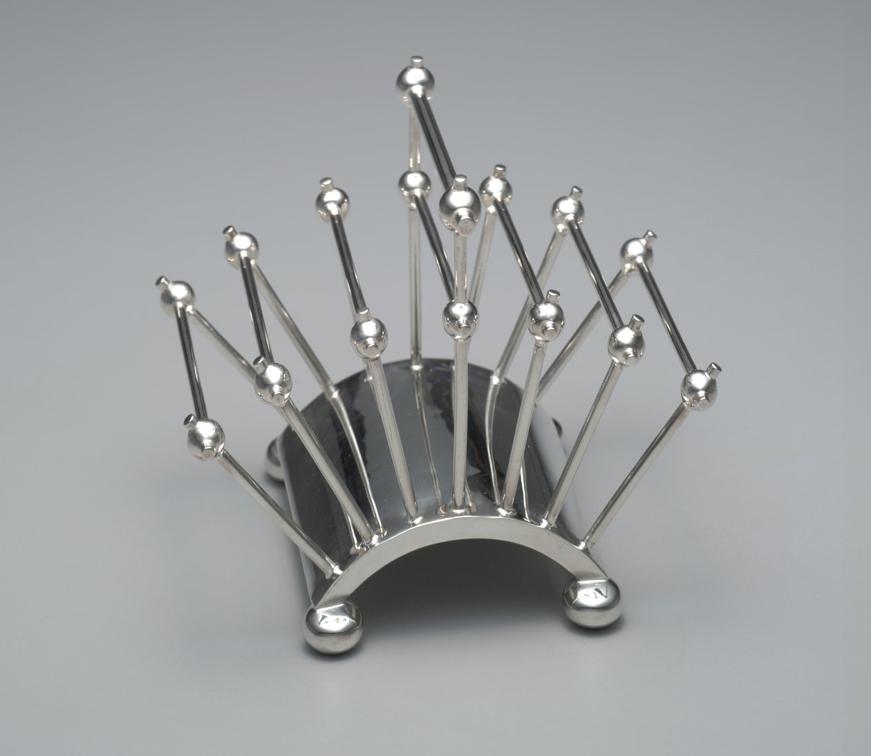 Toaststativ, ca. 1881 (sølvplade) af Christopher Dresser